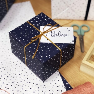 Set di carta da regalo riciclabile con stelle di Natale blu scuro I Believe. immagine 2
