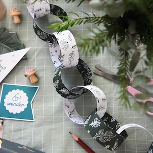Mixed Greenery Christmas Paper Chains Kit, Traditional Christmas Garland Decoration, Recyclable Vintage Holiday Decor