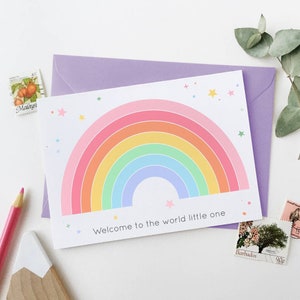 Nouvelle carte bébé pastel arc-en-ciel