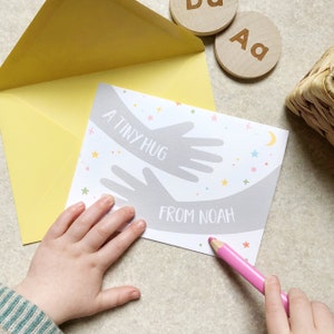 Gepersonaliseerde Tiny Hug Card - 1e moederdagkaart van baby