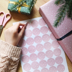 Autocollants en papier d’emballage étoiles roses recyclés