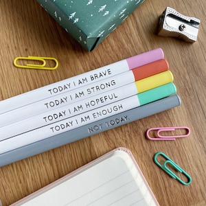 Set di cinque matite positive "Today I Am", matite per messaggi positivi, set di matite per scrivere realizzate nel Regno Unito