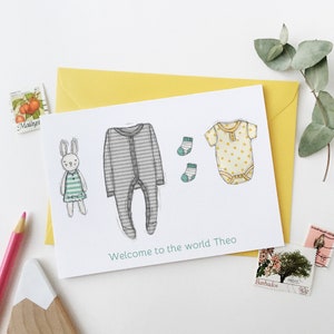 Gepersonaliseerde gele kaart voor nieuwe babykleding, Welcome To The World Genderneutrale kaart