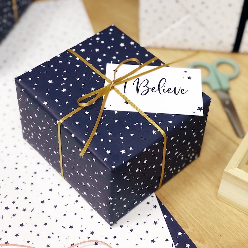 Set di carta da regalo riciclabile con stelle di Natale blu scuro I Believe. immagine 6
