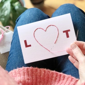 Gepersonaliseerde 'Stitch Your Own' Couples Initials Valentines Card