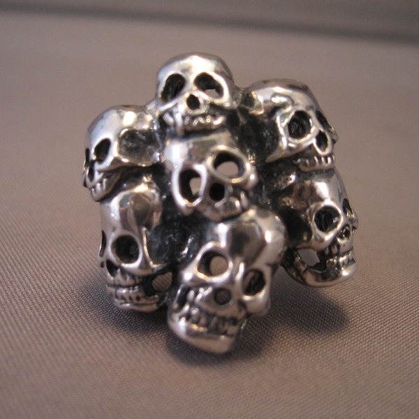 SIEBEN SCHÄDEL RING