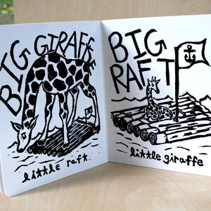 K&ouml;nnte beinhalten: Eine Schwarzwei&szlig;illustration eines gro&szlig;en Giraffen, der auf einem kleinen Flo&szlig; steht. Die Giraffe ist mit "gro&szlig;er Giraffe" und das Flo&szlig; mit "kleines Flo&szlig;" beschriftet. Die zweite Seite zeigt eine kleinere Giraffe auf einem gr&ouml;&szlig;eren Flo&szlig;, das mit "gro&szlig;es Flo&szlig;" beschriftet ist, mit einer Flagge, auf der "kleine Giraffe" steht.