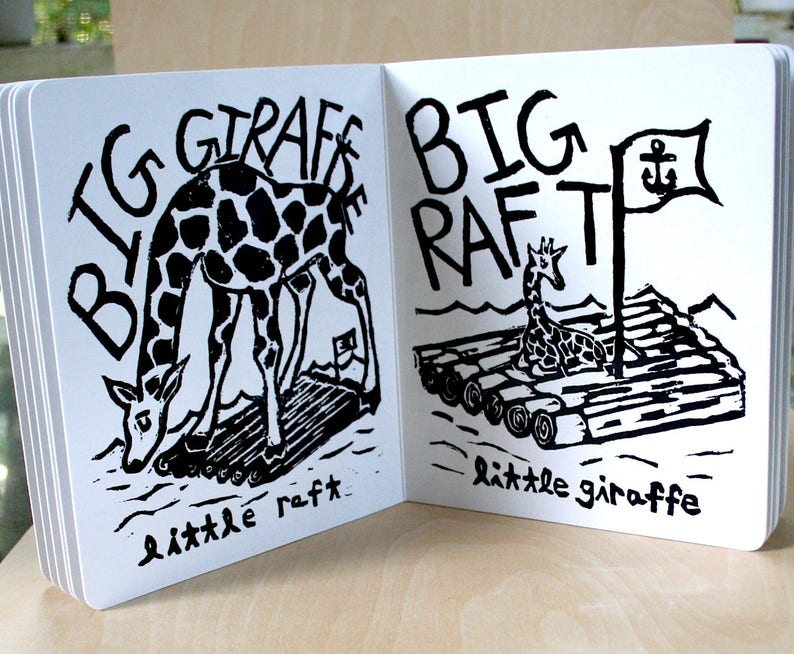 K&ouml;nnte beinhalten: Eine Schwarzwei&szlig;illustration eines gro&szlig;en Giraffen, der auf einem kleinen Flo&szlig; steht. Die Giraffe ist mit "gro&szlig;er Giraffe" und das Flo&szlig; mit "kleines Flo&szlig;" beschriftet. Die zweite Seite zeigt eine kleinere Giraffe auf einem gr&ouml;&szlig;eren Flo&szlig;, das mit "gro&szlig;es Flo&szlig;" beschriftet ist, mit einer Flagge, auf der "kleine Giraffe" steht.