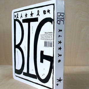 K&ouml;nnte beinhalten: Ein wei&szlig;es Buch mit dem Wort "BIG" in Schwarz auf dem Cover. Das Buch tr&auml;gt den Titel "BIG" und auf der R&uuml;ckseite sind der Name des Autors und seine Website aufgedruckt.
