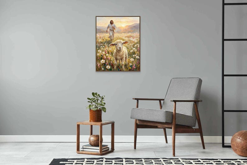 K&ouml;nnte beinhalten: Ein gerahmtes Gem&auml;lde zeigt ein Lamm in einem Blumenfeld, mit einer Figur im Hintergrund. Das Kunstwerk wird an einer grauen Wand neben einem h&ouml;lzernen Beistelltisch mit einer Pflanze und einem gemusterten Stuhl ausgestellt.