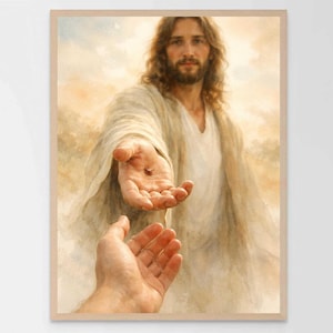 以下が含まれることがあります： 白いローブを着た人物が、もう一方の手に向かって手を差し伸べている水彩画。その人物は長い茶色の髪とひげを生やしている。絵は柔らかく暖かい色使いで、薄茶色の木製フレームに入っている。