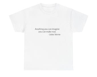 Pode incluir: Camiseta branca com uma citação de Júlio Verne: "Tudo o que você pode imaginar, você pode tornar real."