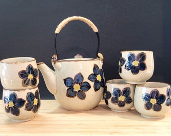 1960s Blue Floral Motif VTG Otagiri Teapot & 5 Beige Ribbed Cups w/Rattan Handle