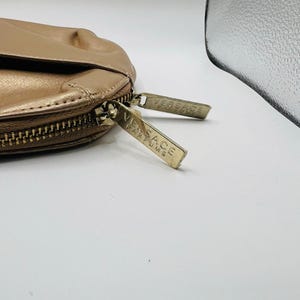 Vintage Versace Parfums guldfärgad kosmetikväska sminkpåse resenecessär designer parfym presentpåse 1990-talet bild 5