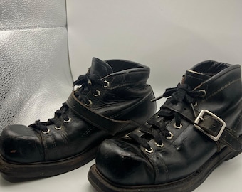 Vintage zwarte leren werklaarzen met enkelbandje – gevoerd met schapenvacht – midden van de eeuw