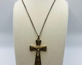 Vintage Brutalistiskt Krucifix Halsband Guldharts Kors Mitten av Århundradet Religiöst Hänge