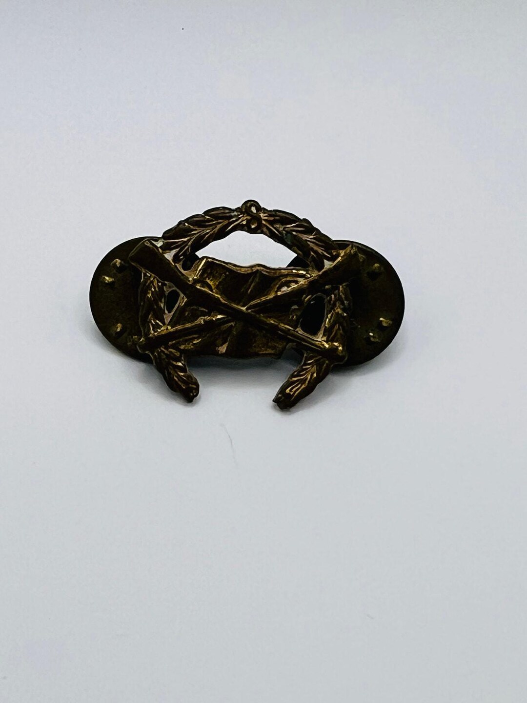 Vintage Crossed Rifles Wreath Lapel Pin | Military Marksman Style Brass ...