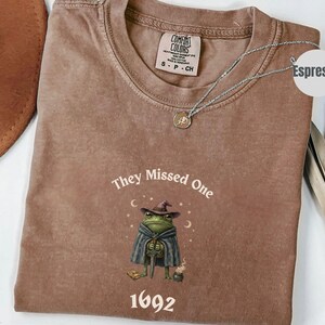 Sie haben ein 1692 Salem Massachusetts Shirt vermisst, Hexe Mädchen Reise T-Shirt, Zeit um böse zu werden, Komfort Farben Coven Squad, Herbst Halloween Reise