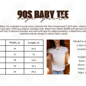 K&ouml;nnte beinhalten: Wei&szlig;es Baby-T-Shirt mit Gr&ouml;&szlig;entabelle. Das Shirt besteht aus weichem Stoff und hat einen gerippten Strickkragen. Die Gr&ouml;&szlig;entabelle zeigt die Ma&szlig;e in cm f&uuml;r die Gr&ouml;&szlig;en XS bis XL. Das Model tr&auml;gt XS. Der Text auf dem Bild lautet "90s Baby Tee Size Guide."