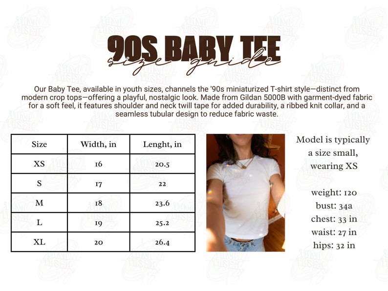 K&ouml;nnte beinhalten: Wei&szlig;es Baby-T-Shirt mit Gr&ouml;&szlig;entabelle. Das Shirt besteht aus weichem Stoff und hat einen gerippten Strickkragen. Die Gr&ouml;&szlig;entabelle zeigt die Ma&szlig;e in cm f&uuml;r die Gr&ouml;&szlig;en XS bis XL. Das Model tr&auml;gt XS. Der Text auf dem Bild lautet "90s Baby Tee Size Guide."