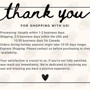 K&ouml;nnte beinhalten: Eine Dankeskarte mit den Worten "thank you" in gro&szlig;er, kursiver schwarzer Schrift. Die Karte enth&auml;lt den Text "FOR SHOPPING WITH US!" und Informationen zu Bearbeitungs- und Versandzeiten. Unten befindet sich ein schwarzes Herz.