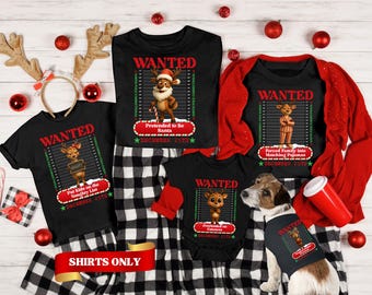 Può includere: Una collezione di magliette nere e una maglietta per animali domestici con poster di ricercati a tema natalizio e renne. Ogni capo mostra il testo WANTED, North Pole Correctional e frasi specifiche come Pretended to Be Santa.
