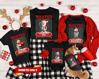 Può includere: Una collezione di magliette nere e un body per neonati con poster di ricercati a tema natalizio con pupazzi di neve. Ogni capo mostra il testo WANTED, North Pole Correctional e frasi specifiche come Pretended to Be Santa o Drank All the Holiday Punch.