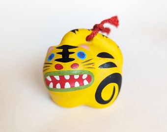 Campana de arcilla Dorei de un tigre feliz. Recuerdo del Okimono japonés.