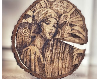 Immagine originale della combustione a legna. Decorazione murale artistica con pirografia. Regali d'arte. Pirografia. Legno che brucia. Anni Venti