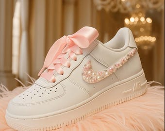 Nike Air Force 1 personalizzate con nastro rosa e perle / Scarpe AF1 decorate a mano / Eleganti sneakers con dettagli in perle / Regalo di lusso femminile