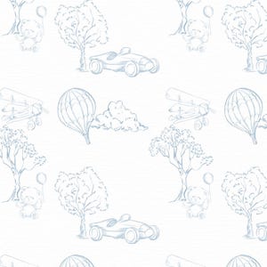 Puede incluir: Patr&oacute;n repetitivo de bocetos en azul claro sobre fondo blanco. El dise&ntilde;o incluye un coche de carreras, un oso de peluche con un globo, un avi&oacute;n, un globo aerost&aacute;tico y &aacute;rboles. El tema general es un dise&ntilde;o vintage para ni&ntilde;os.