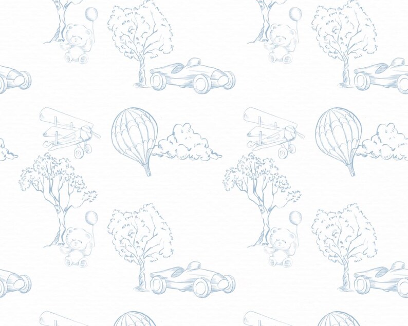 Puede incluir: Patr&oacute;n repetitivo de bocetos en azul claro sobre fondo blanco. El dise&ntilde;o incluye un coche de carreras, un oso de peluche con un globo, un avi&oacute;n, un globo aerost&aacute;tico y &aacute;rboles. El tema general es un dise&ntilde;o vintage para ni&ntilde;os.