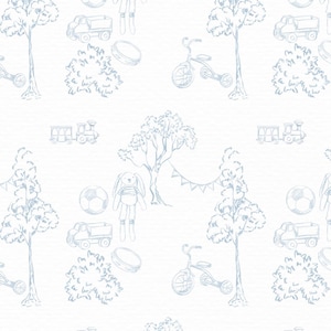 Puede incluir: Patr&oacute;n repetitivo con dibujos en azul claro de juguetes infantiles y elementos exteriores sobre fondo blanco. El dise&ntilde;o incluye un triciclo, un cami&oacute;n, un tren, un bal&oacute;n de f&uacute;tbol, un conejo, &aacute;rboles y una pandereta.