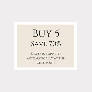Op de afbeelding: Beige rechthoek met zwarte tekst die "BUY 5 SAVE 70%" luidt. Onder de tekst staat "DISCOUNT APPLIED AUTOMATICALLY AT THE CHECKOUT!"