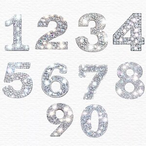 Pu&ograve; includere: Dieci numeri color argento, da 1 a 10, realizzati con strass. Ogni numero &egrave; realizzato individualmente e ha un aspetto scintillante e brillante.