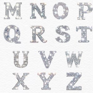 Pu&ograve; includere: Un set di lettere in glitter argento, dalla M alla Z, su uno sfondo bianco.