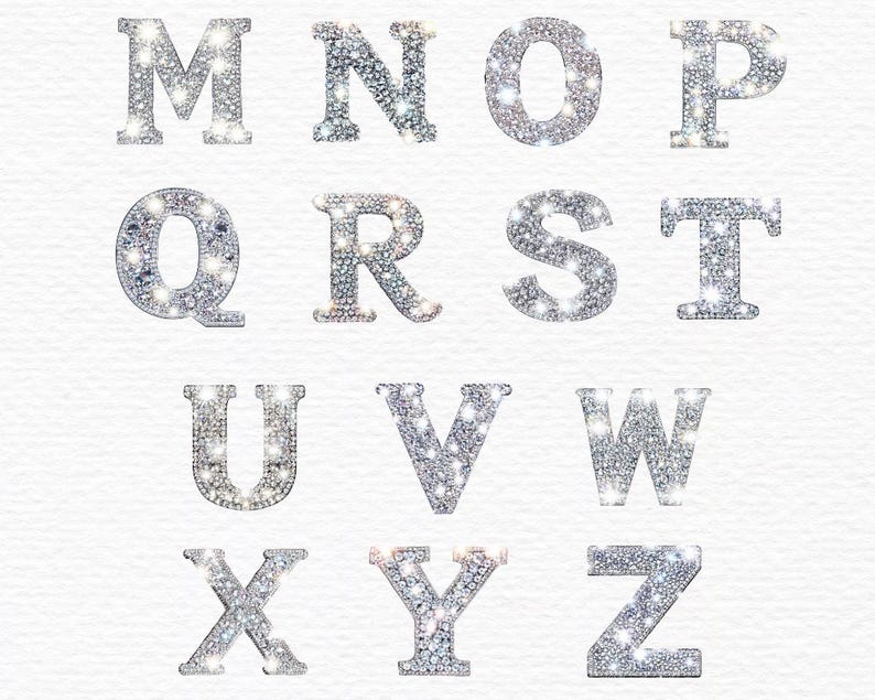 Pu&ograve; includere: Un set di lettere in glitter argento, dalla M alla Z, su uno sfondo bianco.