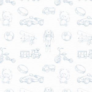 Puede incluir: Un patr&oacute;n repetitivo de ilustraciones de juguetes esbozadas en azul claro sobre un fondo blanco. El dise&ntilde;o incluye un oso de peluche, un coche de carreras, un bal&oacute;n de f&uacute;tbol, un avi&oacute;n, un tren, un triciclo, un cami&oacute;n, una pandereta y un conejito de peluche.