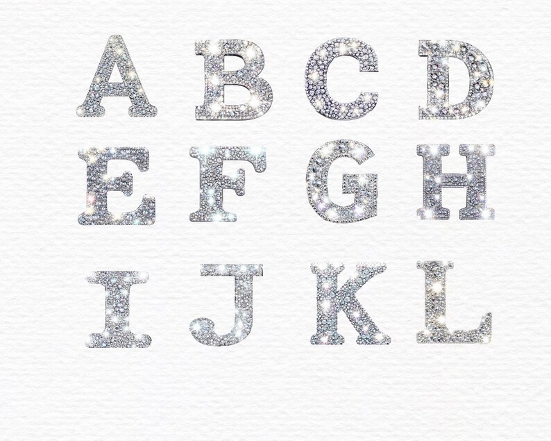 Pu&ograve; includere: Lettere dell'alfabeto in glitter argentato, dalla A alla L, su sfondo bianco.