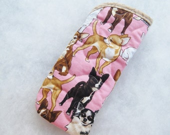 Könnte beinhalten: Ein rosa gesteppter Topflappen mit einem Muster aus braunen und weißen Chihuahua-Hunden. Der Topflappen hat einen beigefarbenen Rand.