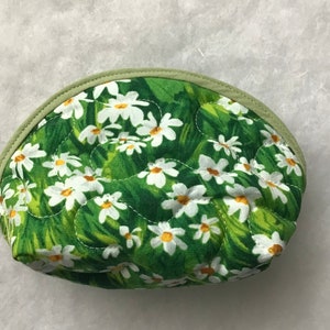 Small Quilted Purse - white daisies on green