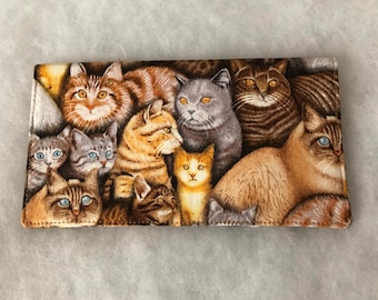 Könnte beinhalten: Ein brauner Stoff-Scheckkartenhalter mit einem bunten Muster aus Katzen. Die Katzen sind in verschiedenen Posen und Farben, darunter Braun, Grau und Weiß.
