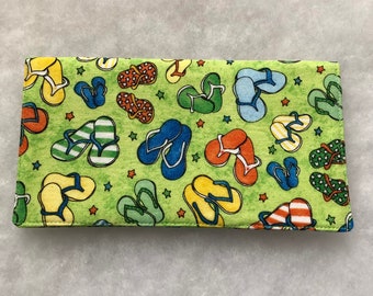 Könnte beinhalten: Eine grüne Stoffbörse mit einem sich wiederholenden Muster aus bunten Flip-Flops und weißen Sternen.