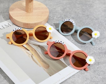Florale Gänseblümchen-Mädchen-Sonnenbrille mit personalisiertem Namen | Kleinkind-Geschenk | Kindergeschenk | Geschenk für Babys | Personalisierte Geburtstagsgeschenk-Sonnenbrille für Babys