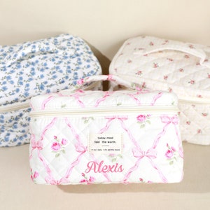 Elegante gesteppte Blumenkosmetik-Reisetaschen, individuell bestickte Make-up-Taschenset für Frauen (3-teilig), personalisierter Toilettenartikel-Organizer