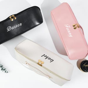 Benutzerdefinierte Leder Haar Werkzeug Tasche, große gestickte Haar Werkzeug Organizer, Haartrockner Aufbewahrungstasche, Geburtstagsgeschenk für Freundin, Bachelorette Geschenke