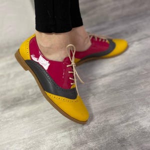 Colorblock Oxford Shoes – Handmade Yellow, Pink & Gray Brogues in Patent Leather – Custom Artistic Lace-Up Flats