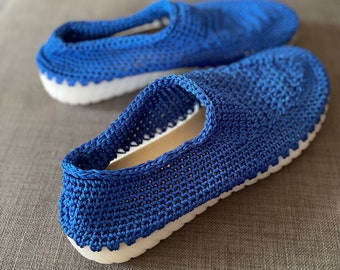 Blue knit shoes: size 9 (AU) / 43 (EU)