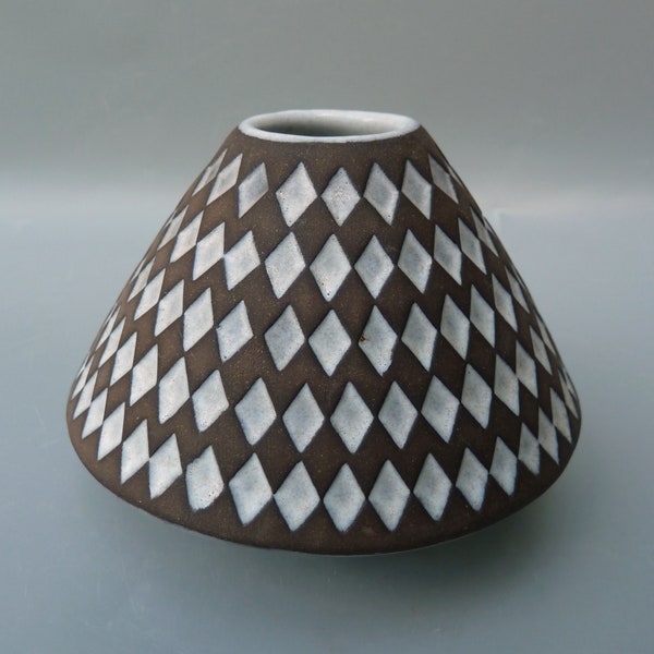 Upsala Ekeby Pepita Vase Model 2170, Ingrid Atterberg Pyramidal Pepita Vase, Swedish Modern Ceramic Vase, Midcentury Modern Diamond Vase