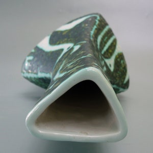 Puede incluir: Un jarr&oacute;n de cer&aacute;mica con una abertura triangular y un patr&oacute;n abstracto verde y blanco.